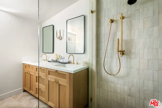 a view of entryway with livingroom