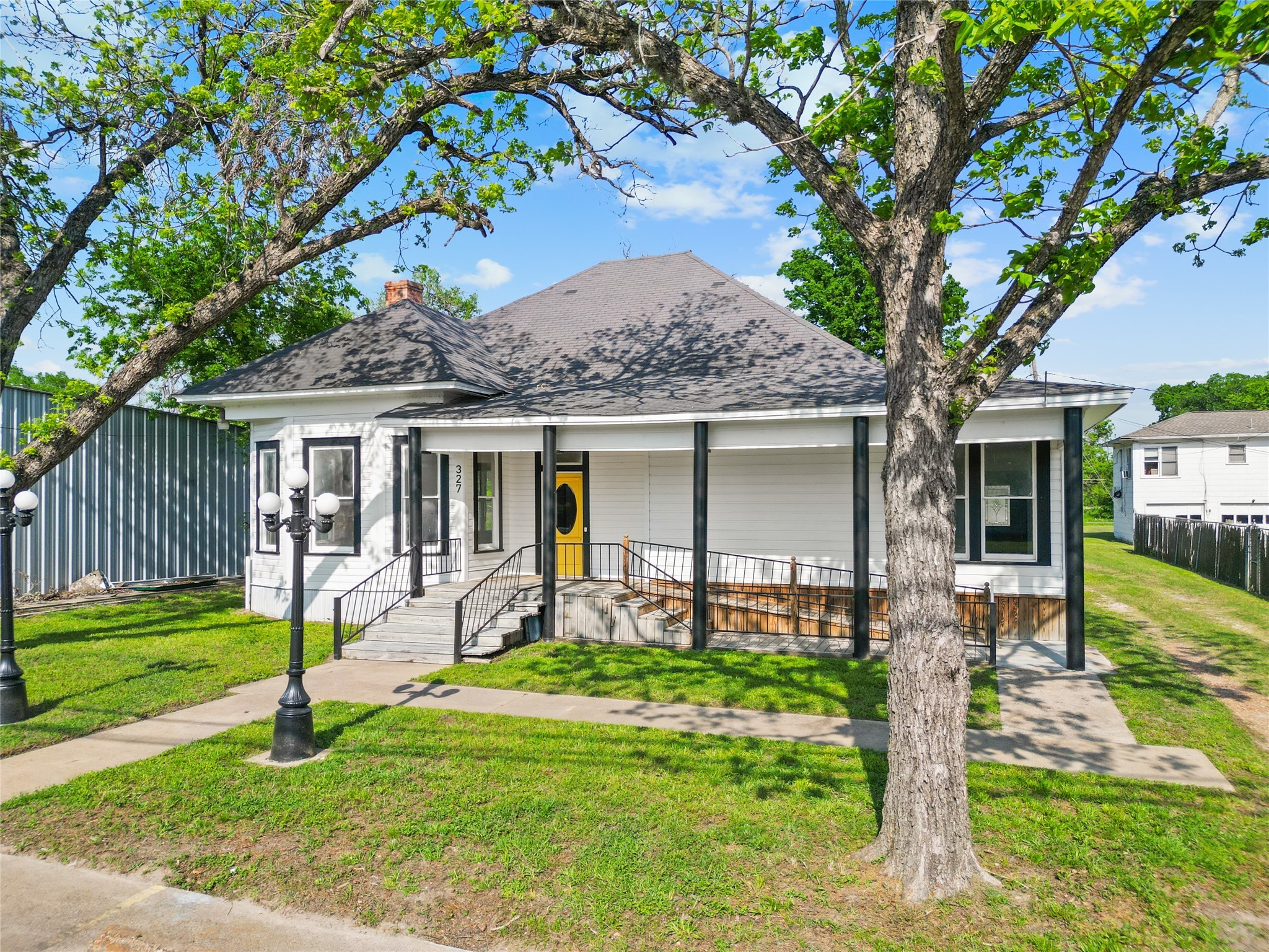 327 South Robb Street Trinity, TX 75862 - Photo 2 of 20 a front view of house with a garden and porch