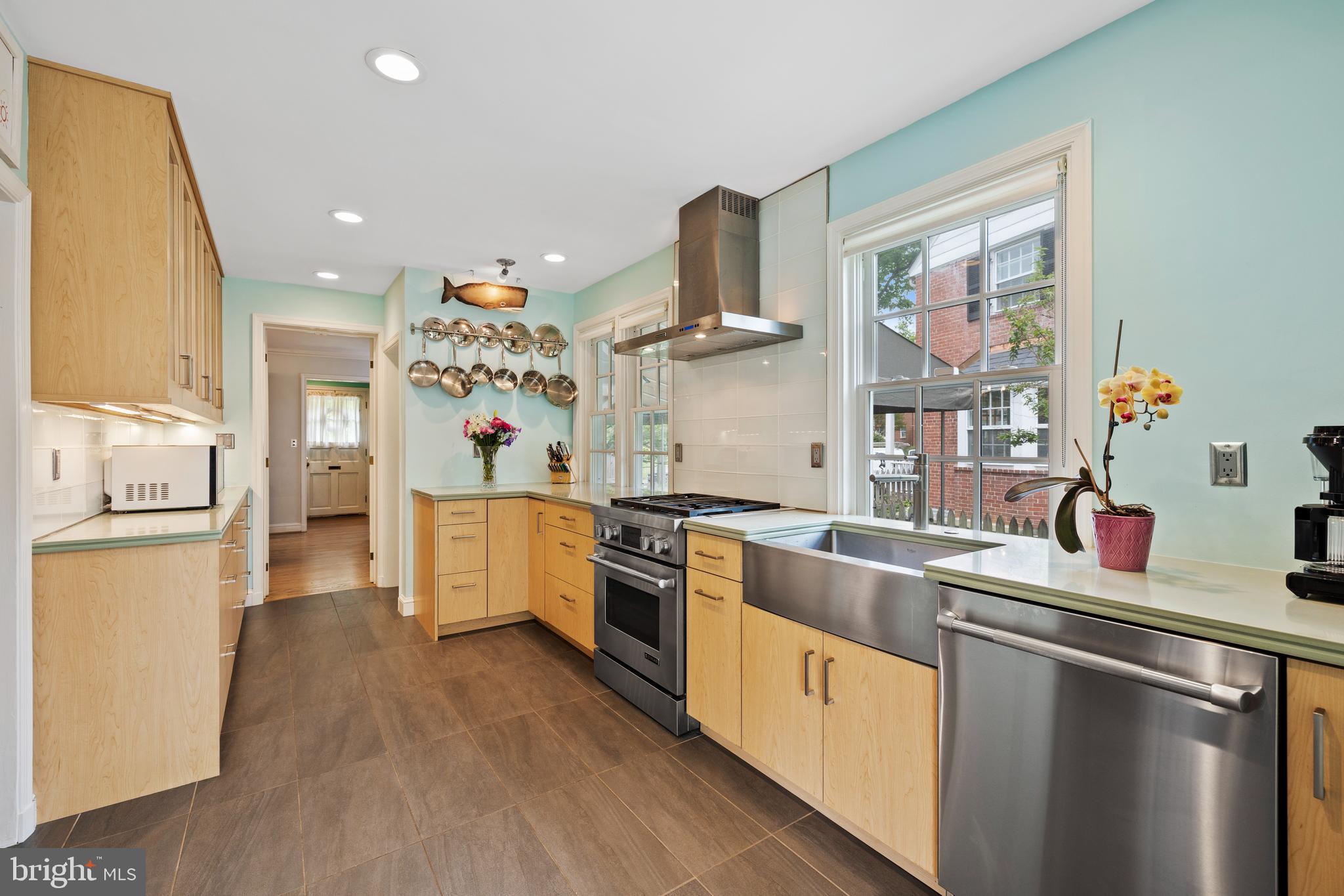 307 Broadmoor Road Baltimore, MD 21212 - Photo 18 of 55 The appliances are all high end stainless steel.