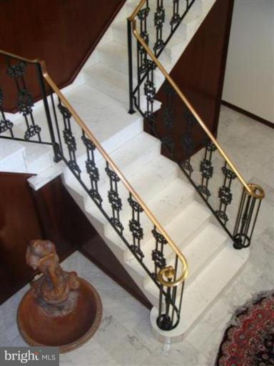 10021 Hall Road Potomac, MD 20854 - Photo 3 of 29 Entrance / Foyer