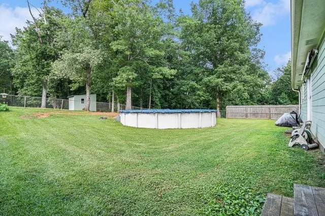 a view of a backyard