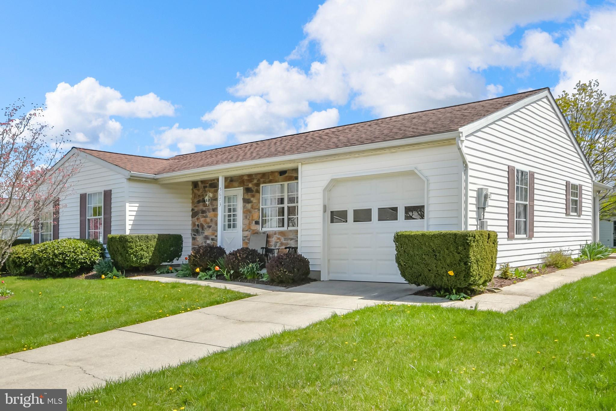 a view of a house with backyard