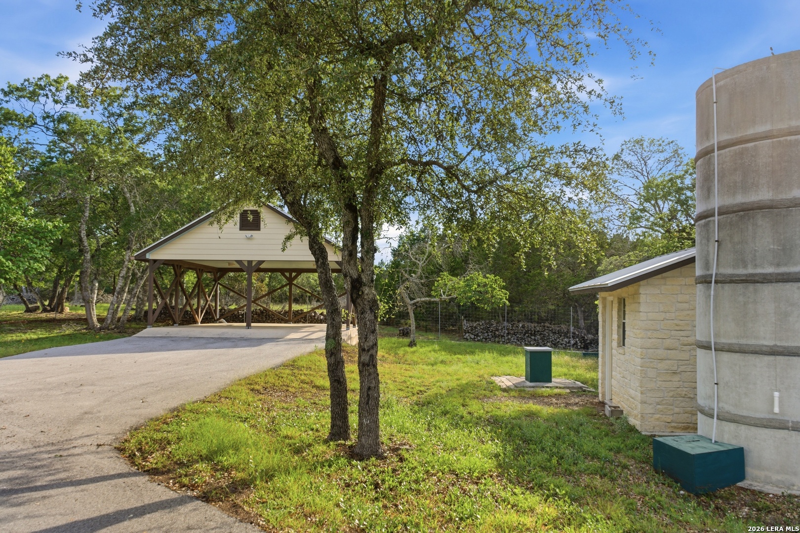 26 Seewald Road Boerne, TX 78006 - Photo 12 of 33 a backyard of a house with table and chairs