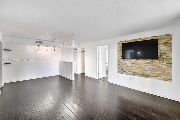 $2,200 | 1720 Northwest N River Drive, Unit 211, Miami, FL 33125