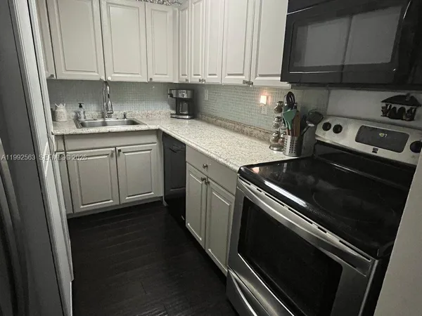 $2,200 | 1720 Northwest N River Drive, Unit 211, Miami, FL 33125