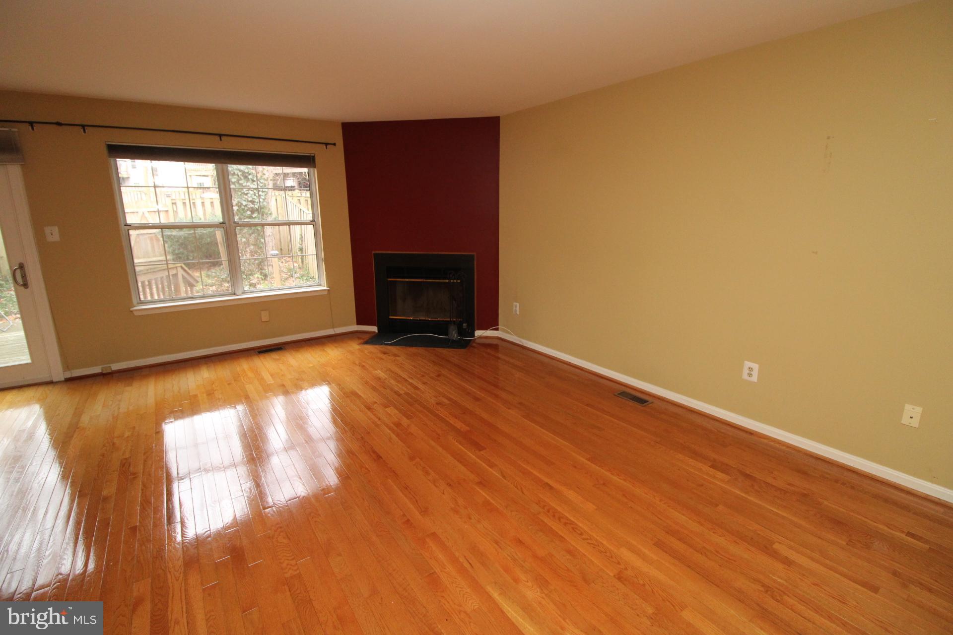 1602 Tanyard Hill Road Gaithersburg, MD 20879 - Photo 5 of 26 Living Room