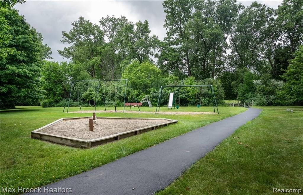 36186 Fredericksburg Road Farmington Hills, MI 48331 - Photo 37 of 38