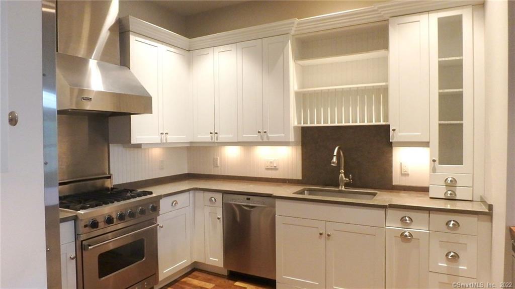 75 Stone Ridge Way, Unit 3E Fairfield, CT 06824 - Photo 4 of 23 Enjoy cooking in a well designed kitchen with white shaker cabinets, hardwood floors, and Viking Appliances