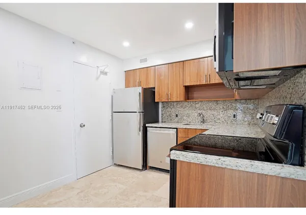 $4,000 | 5101 Collins Avenue, Unit 14J, Miami Beach, FL 33140