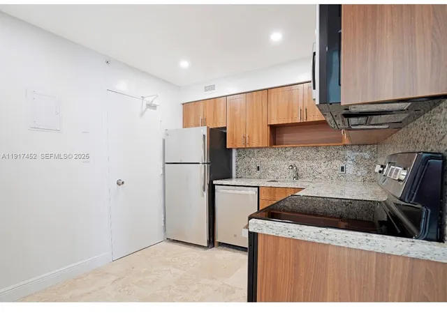 $4,000 | 5101 Collins Avenue, Unit 14J, Miami Beach, FL 33140