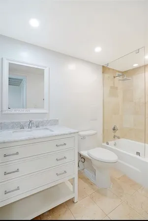 $4,000 | 5101 Collins Avenue, Unit 14J, Miami Beach, FL 33140