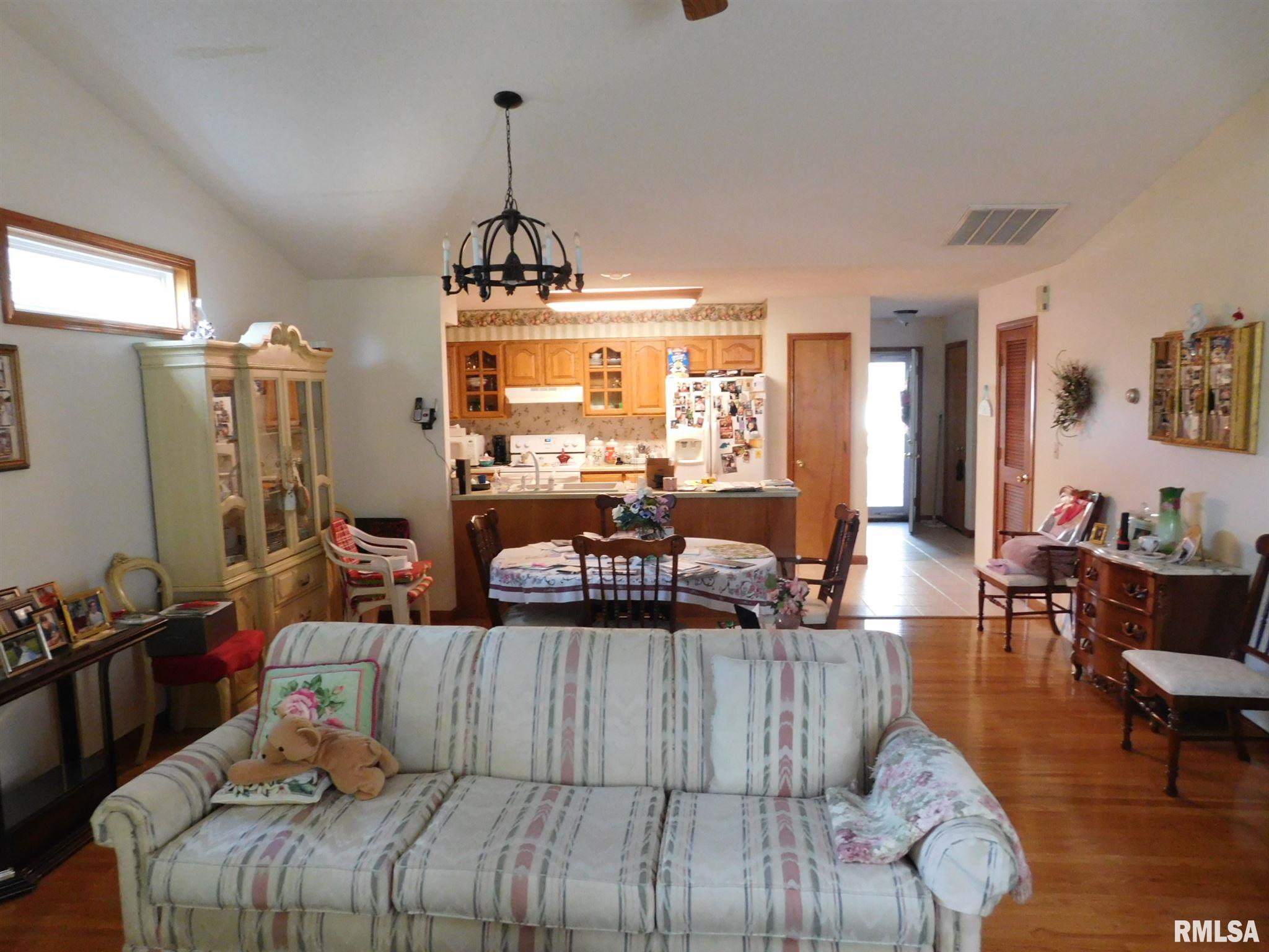 915 Roddy Road Salem, IL 62881 - Photo 4 of 13 Gallery Image 4