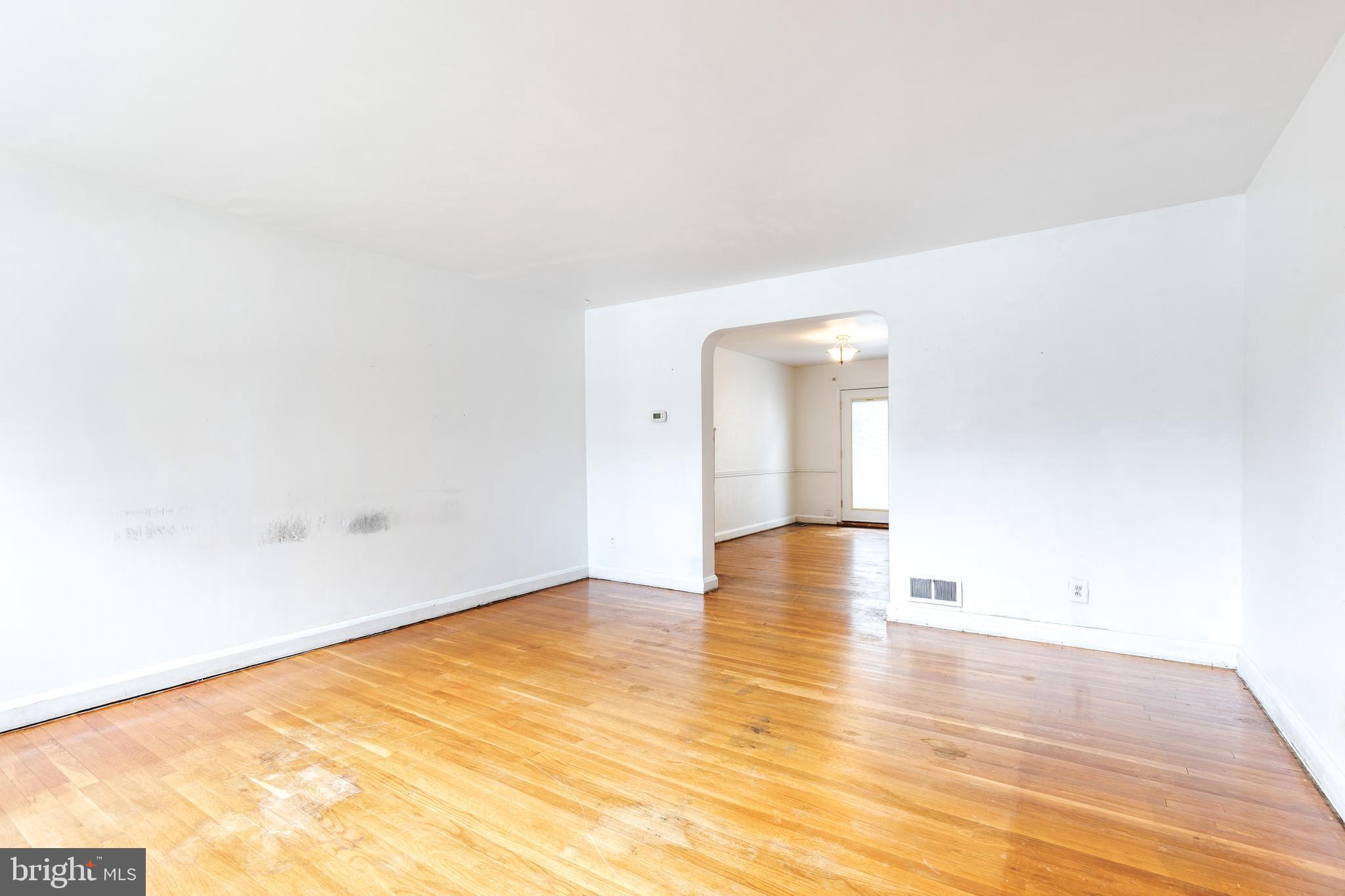 934 Radcliffe Road Towson, MD 21204 - Photo 2 of 25 Living room