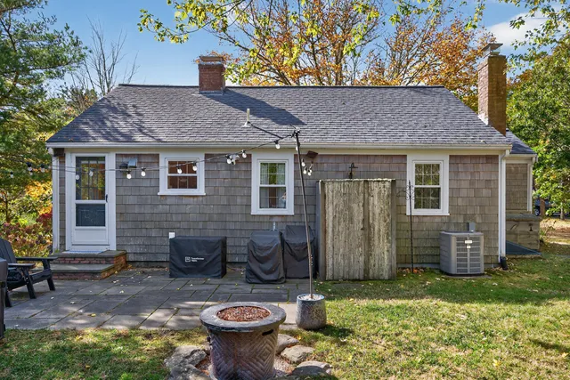 a view of a house with backyard
