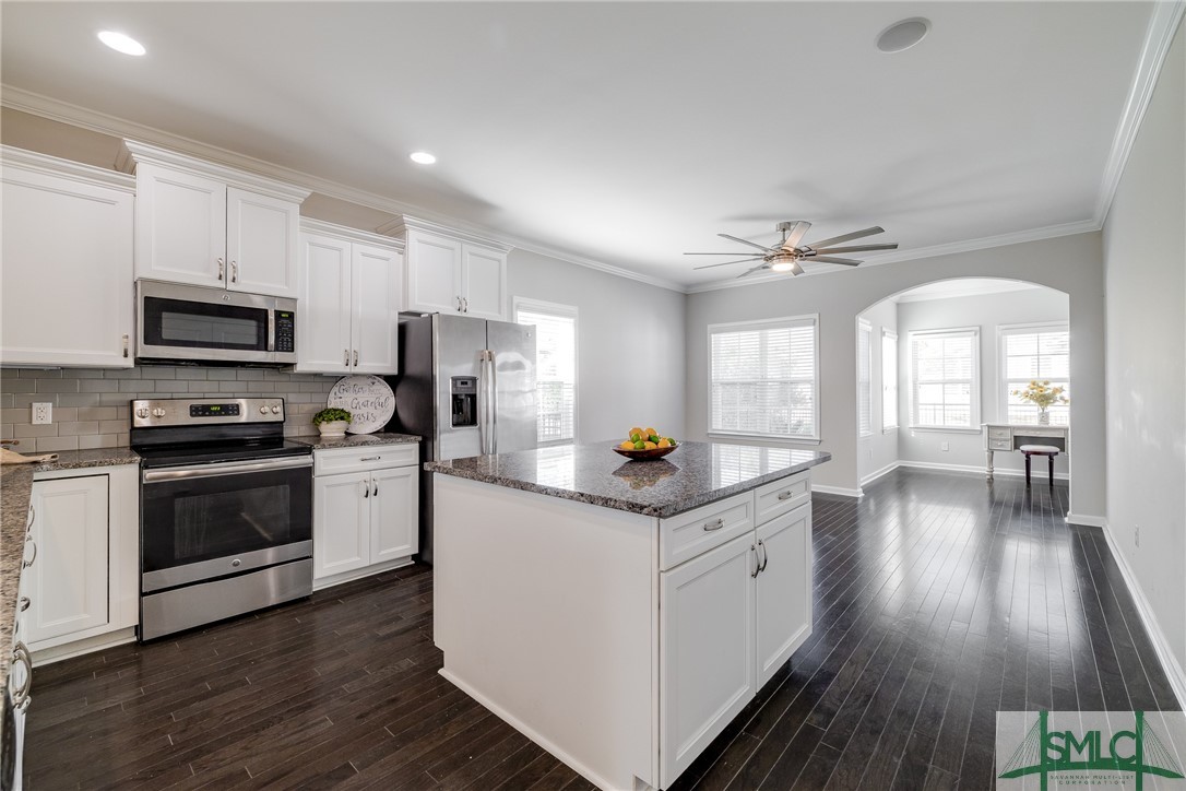 110 Baynard Street Pooler, GA 31322 - Photo 10 of 44 Kitchen with granite, stainless appliances, recess