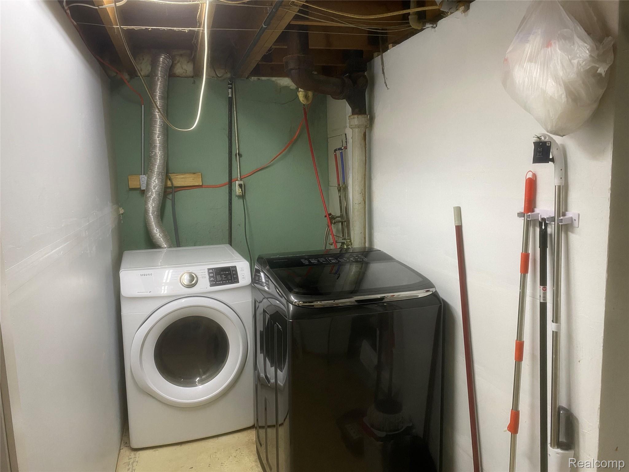 180 West Rutgers Avenue Pontiac, MI 48340 - Photo 22 of 33 Laundry area with washing machine and clothes dryer