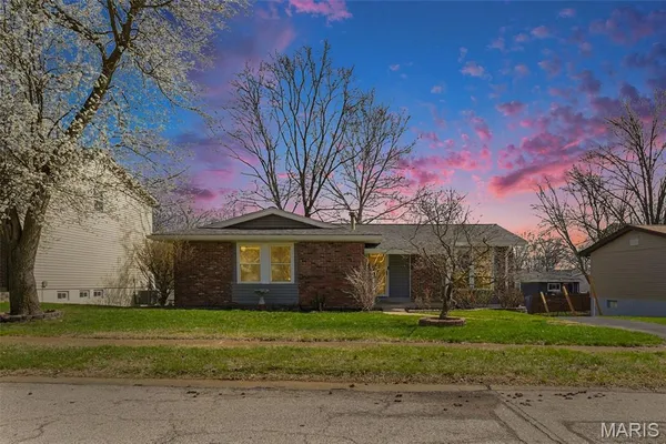 $350,000 | 400 Woodrun Drive, Ballwin, MO 63021