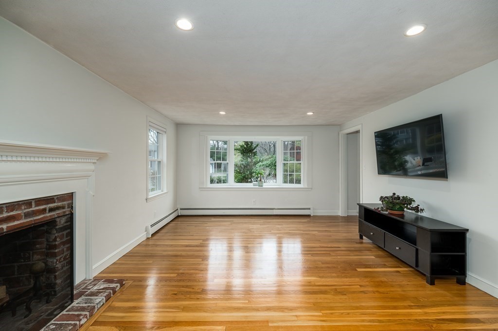 12 Donald Road Hamilton, MA 01982 - Photo 5 of 32 Gallery Image 5