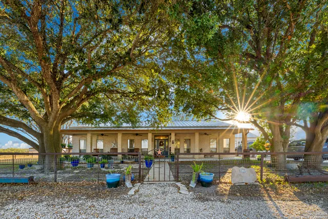$1,250,000 | 809 County Road 213, Floresville, TX 78114