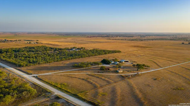 $1,250,000 | 809 County Road 213, Floresville, TX 78114