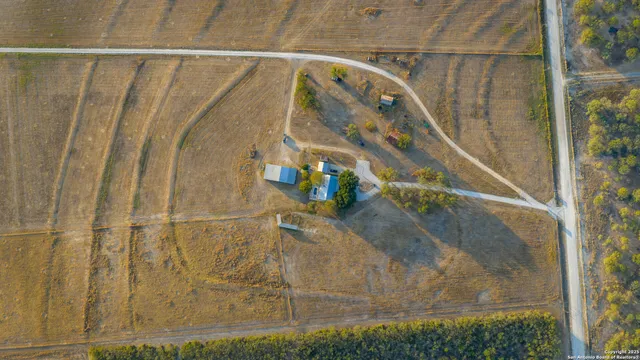 $1,250,000 | 809 County Road 213, Floresville, TX 78114