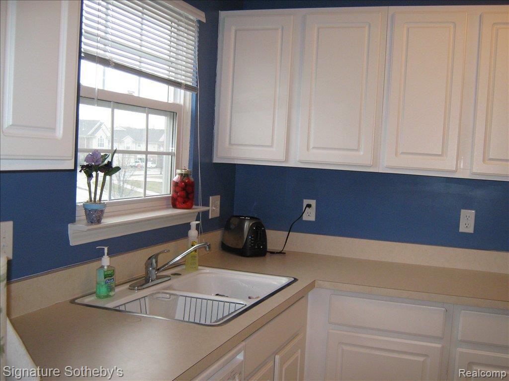 1894 Flagstone Circle, Unit 72 Rochester, MI 48307 - Photo 6 of 10 Kitchen 2