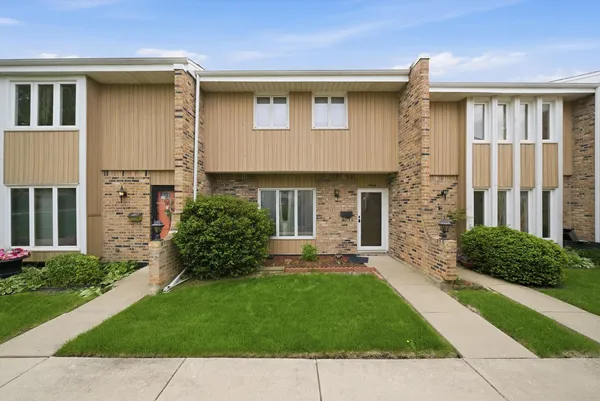 $240,000 | 20 Ottawa Court, Justice, IL 60458