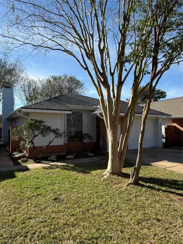 a view of a house with backyard