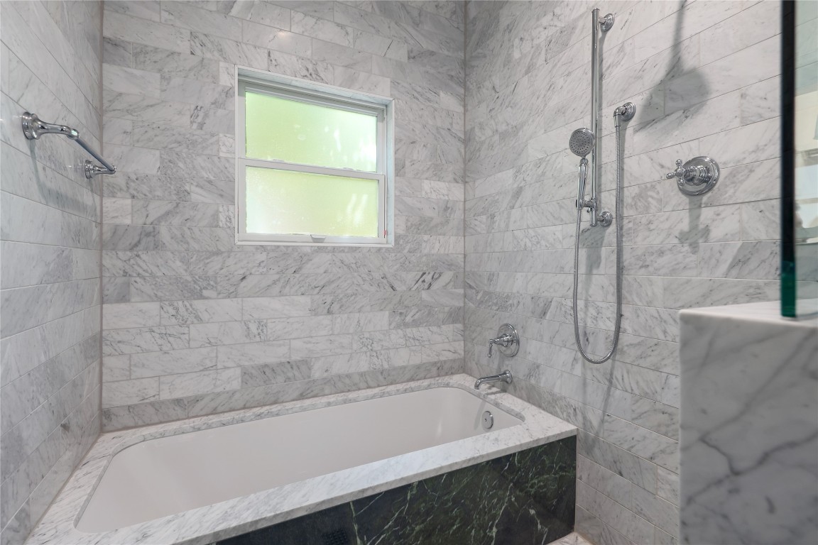 1701 Willow Street Austin, TX 78702 - Photo 23 of 29 Separate tub and shower space