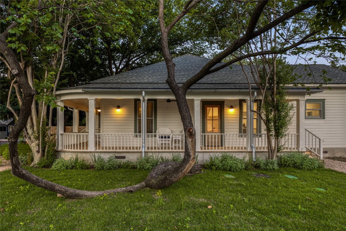 1701 Willow Street Austin, TX 78702 - Photo 7 of 29 Super cool oak tree bows to guests.