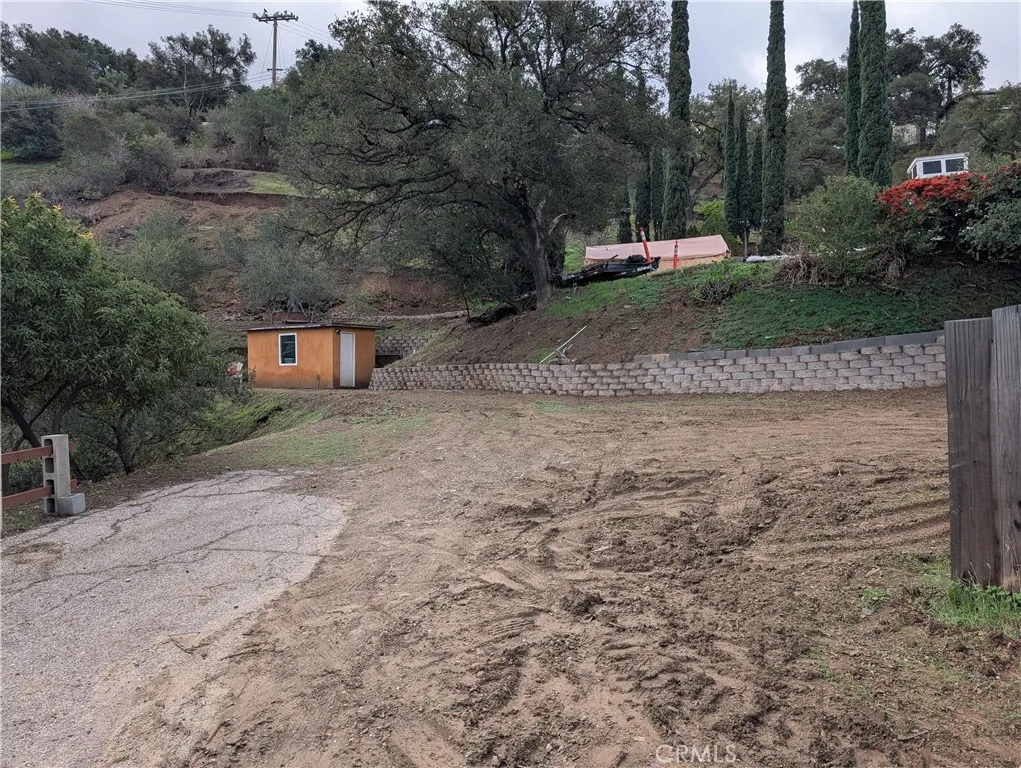 1087 Loma Simi Valley Simi Valley, CA 93063 - Photo 11 of 17 a backyard of a house with plants and trees