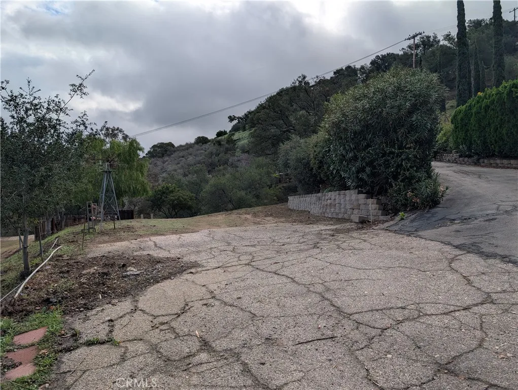 1087 Loma Simi Valley Simi Valley, CA 93063 - Photo 5 of 17 a view of backyard with green space