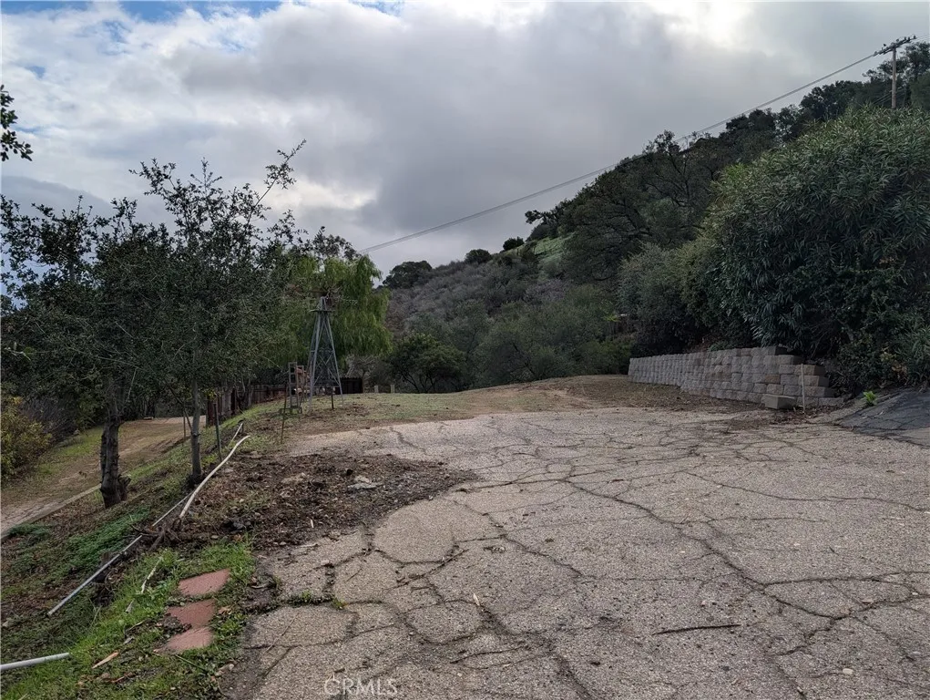 1087 Loma Simi Valley Simi Valley, CA 93063 - Photo 6 of 17 a view of backyard with green space