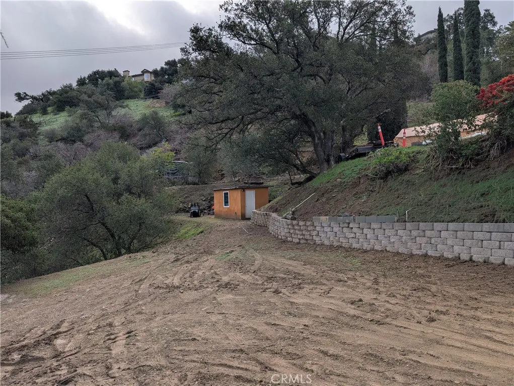 1087 Loma Simi Valley Simi Valley, CA 93063 - Photo 7 of 17 a view of a dry yard with wooden fence
