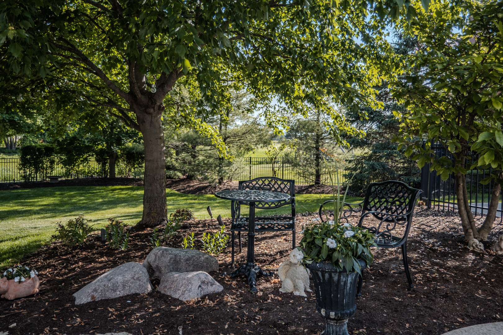 39-w915 Catlin Square Geneva, IL 60134 - Photo 54 of 58 a view of a garden with plants and large trees