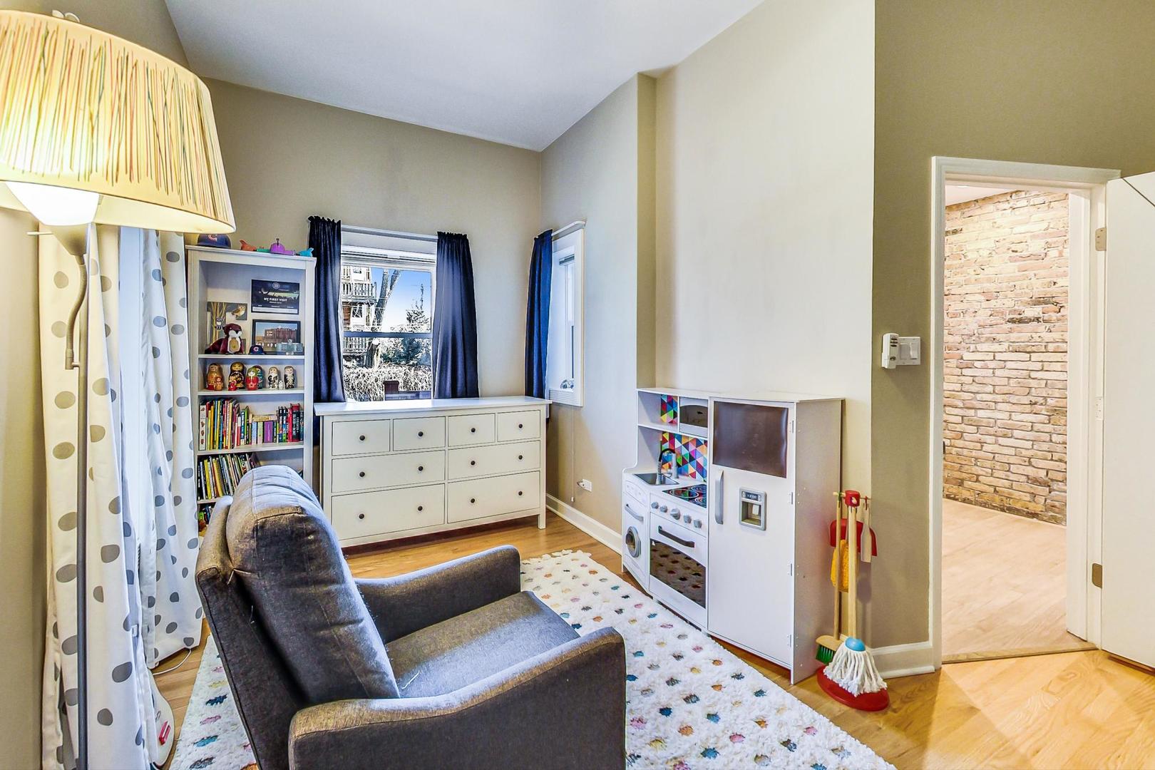 4061 North Sheridan Road, Unit 1 Chicago, IL 60613 - Photo 19 of 26 a living room with furniture and a window