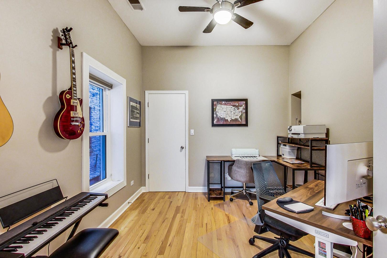 4061 North Sheridan Road, Unit 1 Chicago, IL 60613 - Photo 20 of 26 a room with furniture and gym equipment