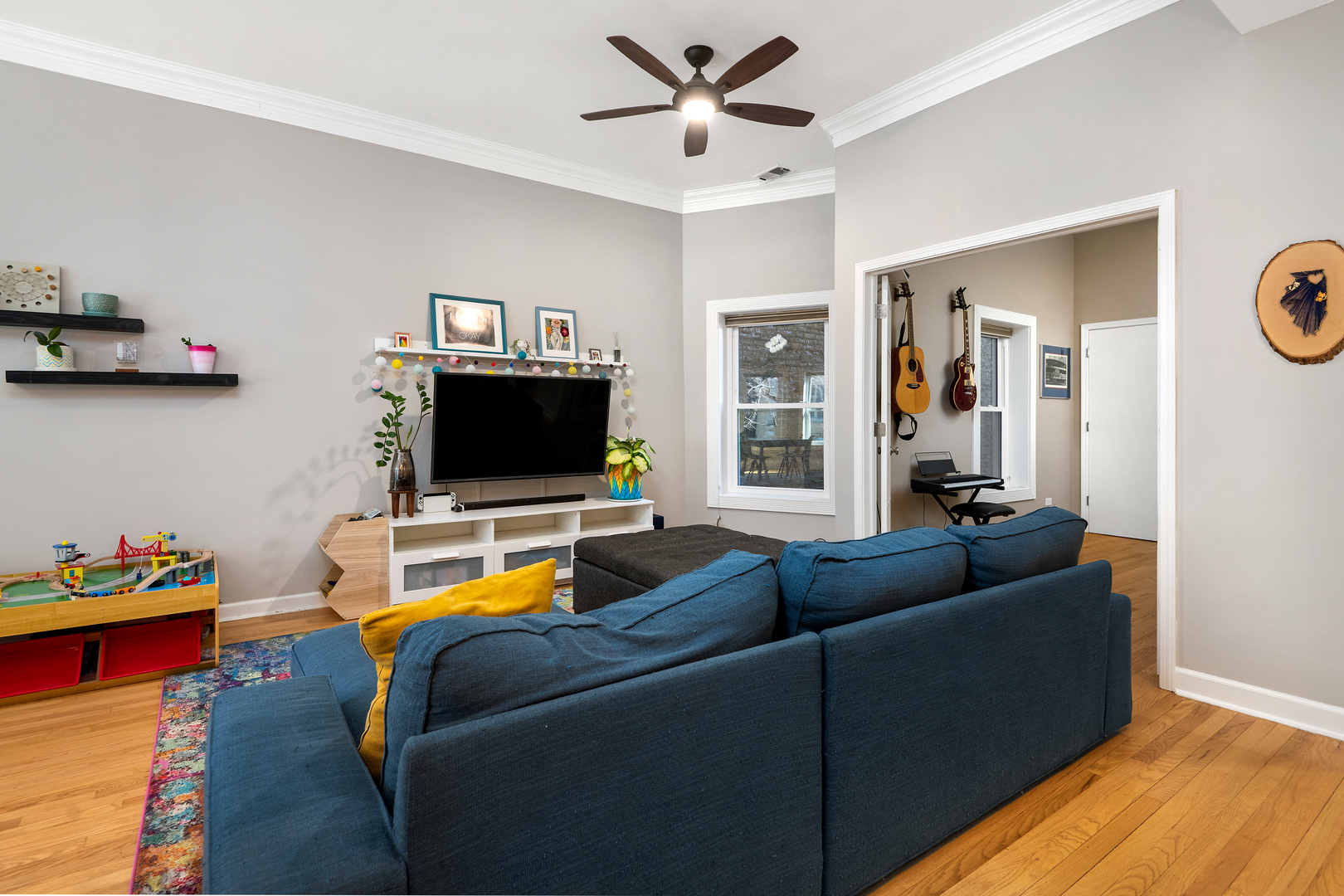 4061 North Sheridan Road, Unit 1 Chicago, IL 60613 - Photo 5 of 26 a living room with furniture and a flat screen tv