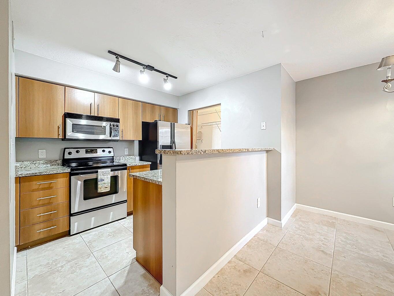 1020 Crystal Way, Unit M Delray Beach, FL 33444 - Photo 4 of 22 20250117010438839898000000-o (1)