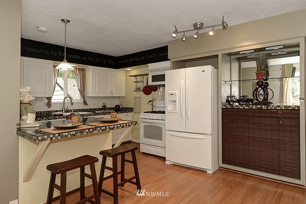 9523 232nd Street Southwest Edmonds, WA 98020 - Photo 5 of 23 Gallery Image 5