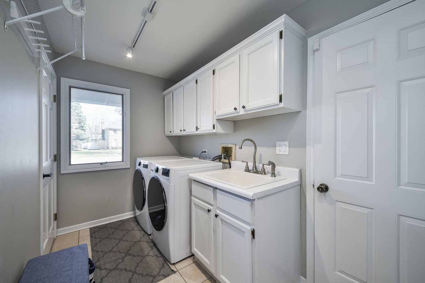 1325 Fagan Road Batavia, IL 60510 - Photo 19 of 32 a utility room with sink dryer and washer