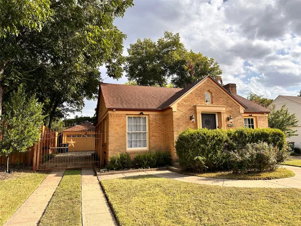 $2,600 | 2222 Carnes Street, Dallas, TX 75208