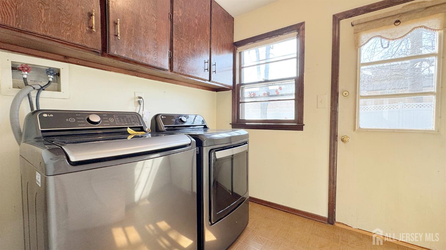 9 Stratford Circle Edison, NJ 08820 - Photo 22 of 38 a utility room with dryer and washer