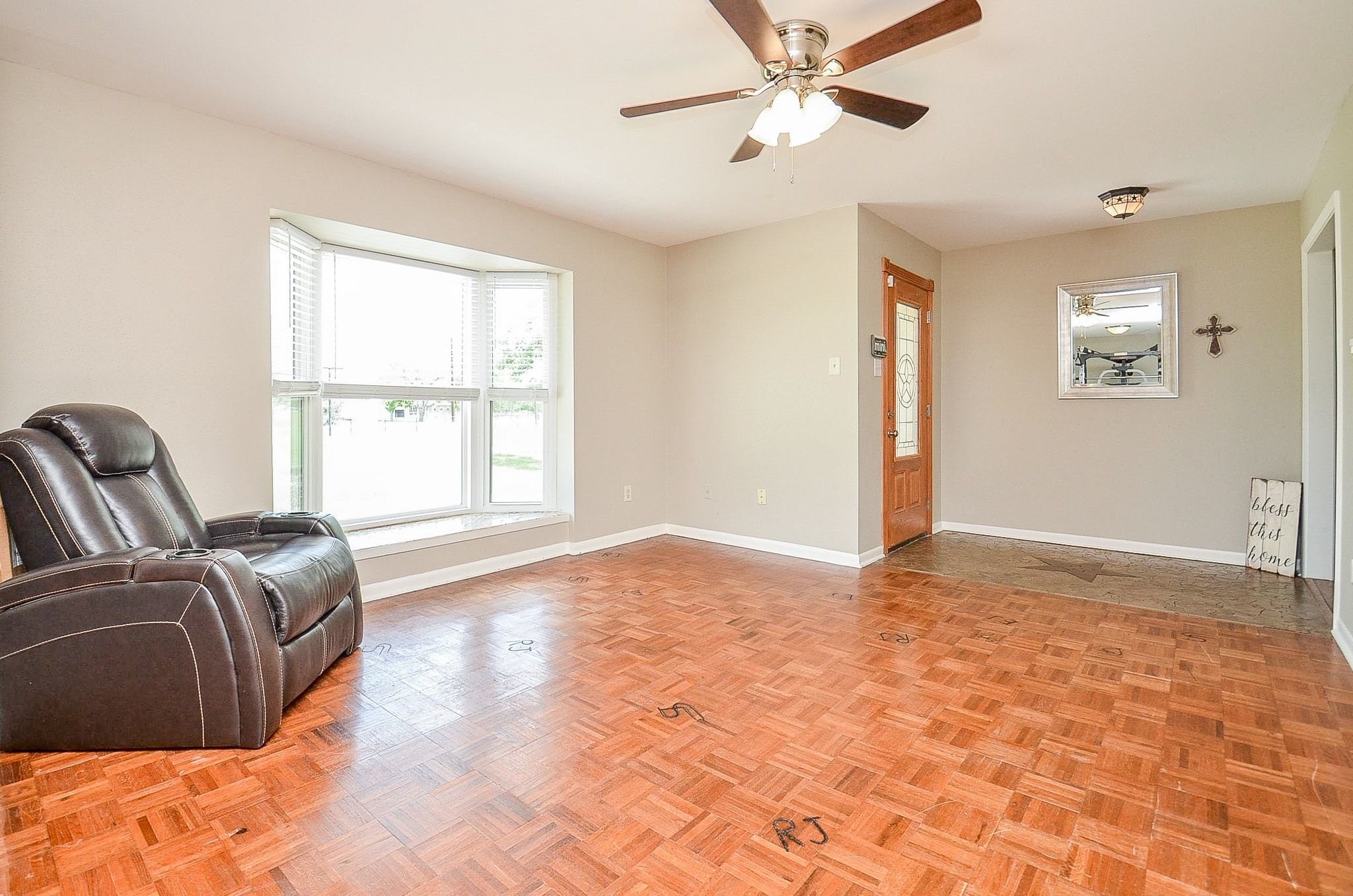 2500 County Road 62 Rosharon, TX 77583 - Photo 9 of 48 a view of a livingroom with a workspace