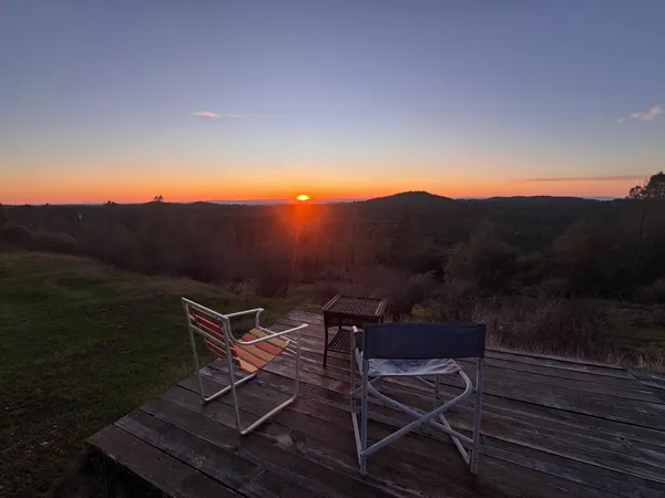 a view of a backyard