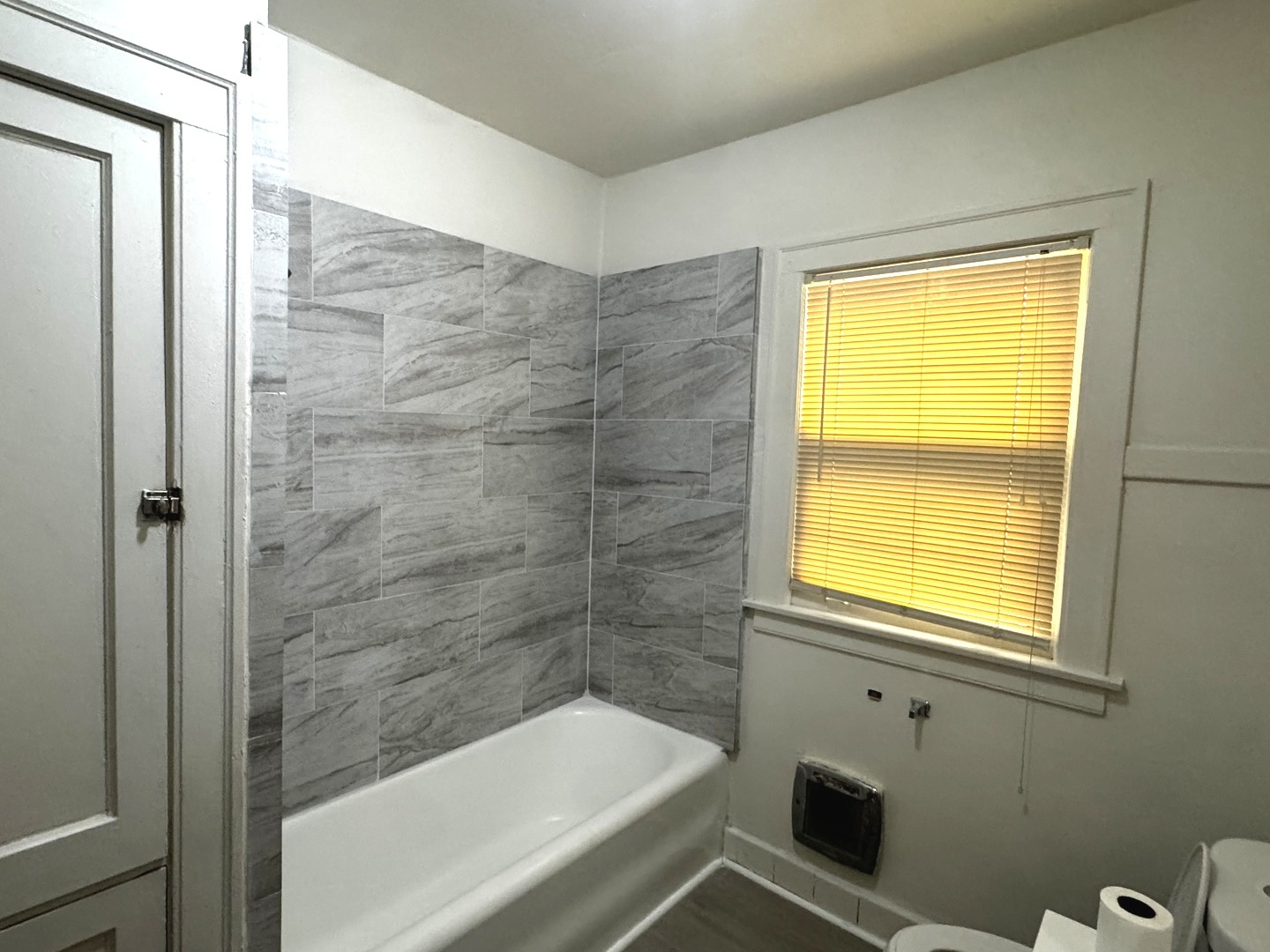 6937 South Merrill Avenue Chicago, IL 60649 - Photo 10 of 15 a bathroom with a bathtub and shower