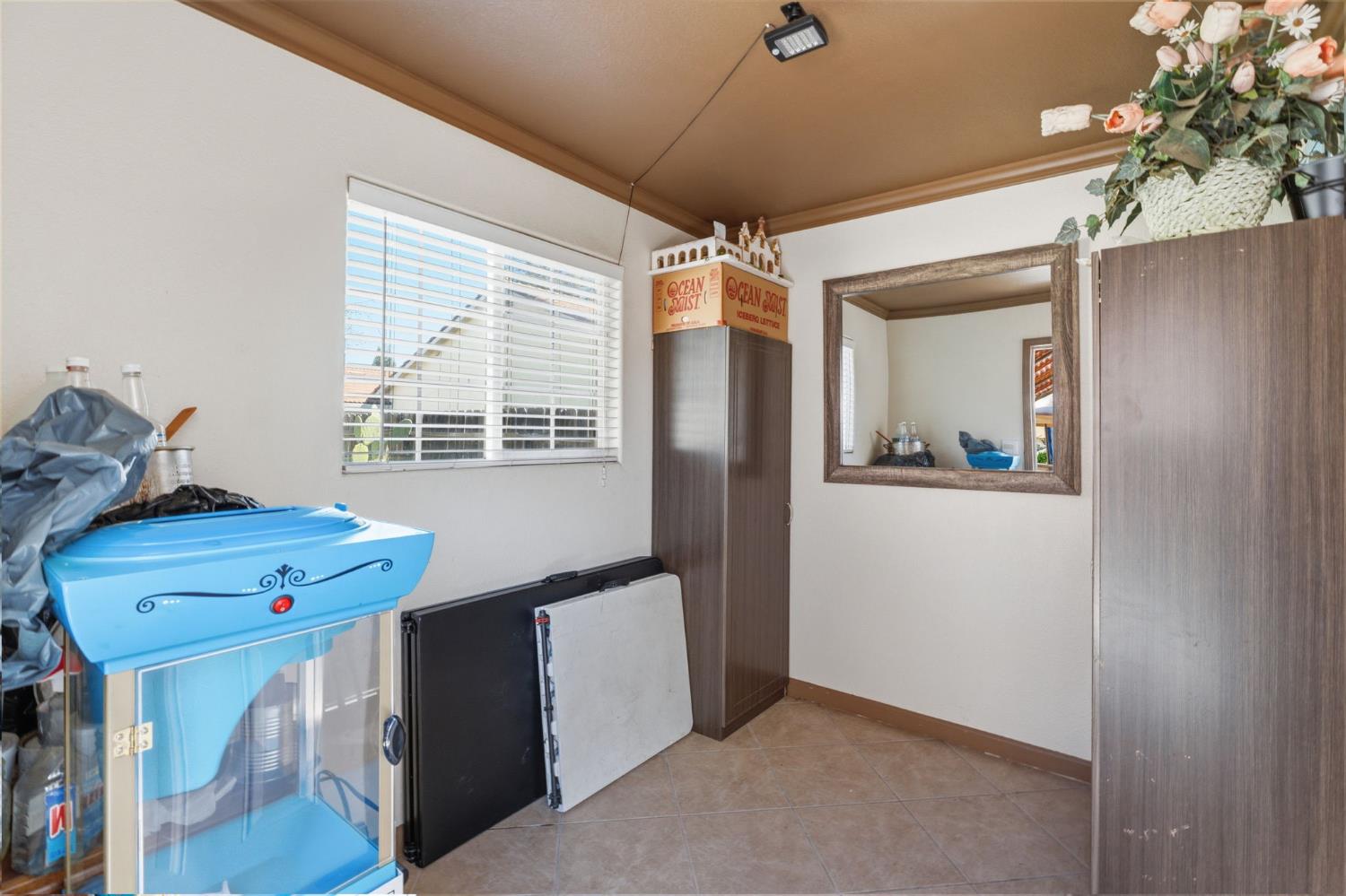 3296 Hollow Avenue Madera, CA 93637 - Photo 31 of 45 a livingroom with window