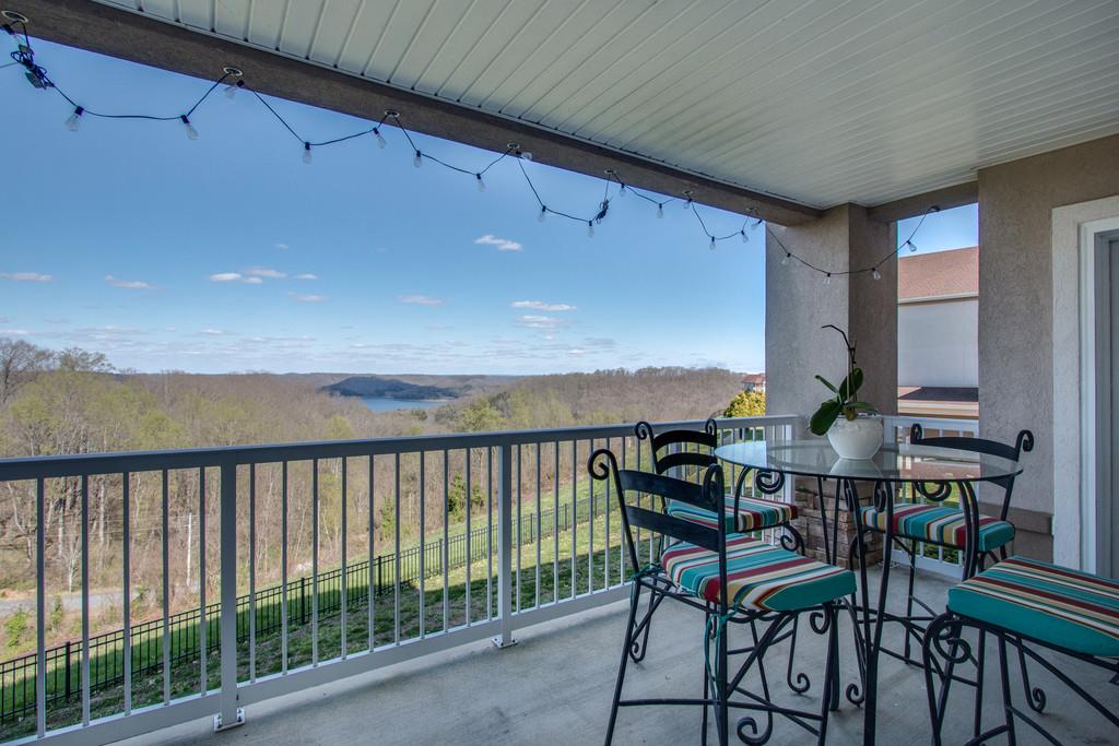 7100 Dale Ridge Road, Unit E3 Lancaster, TN 38569 - Photo 23 of 30 a view of a chairs and table in the balcony