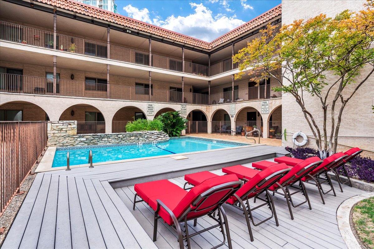 505 West 7th Street, Unit 313 Austin, TX 78701 - Photo 26 of 30 View of community pool