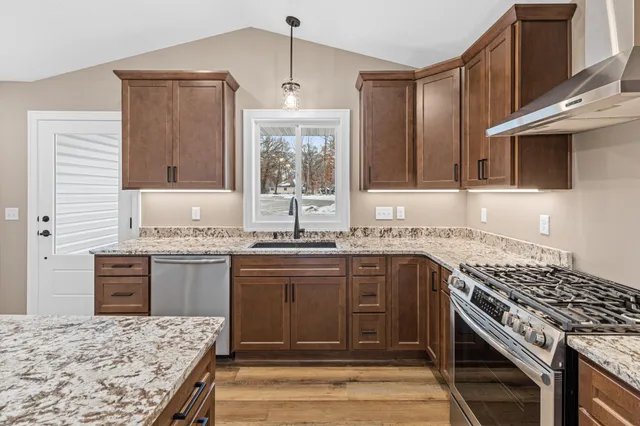 $400,000 | 31706 Madison Road, Lindstrom, MN 55045